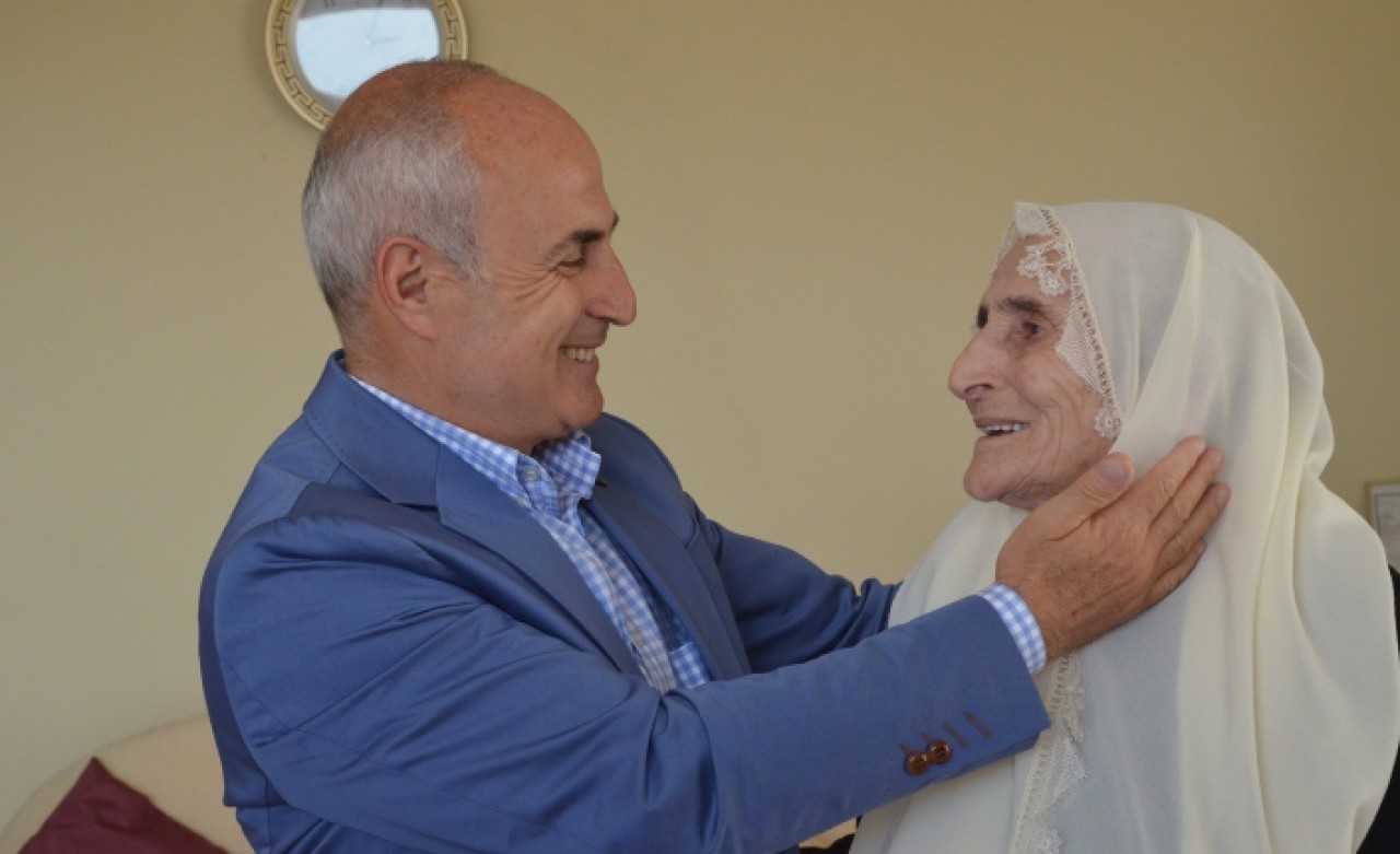 “Annelerimiz bizlerin bir gün değil her gün baş tacıdır”