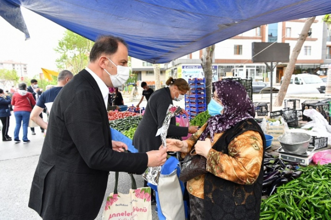 BEYLİKDÜZÜ ANNELER GÜNÜ’NÜ ÇİÇEKLERLE KUTLADI