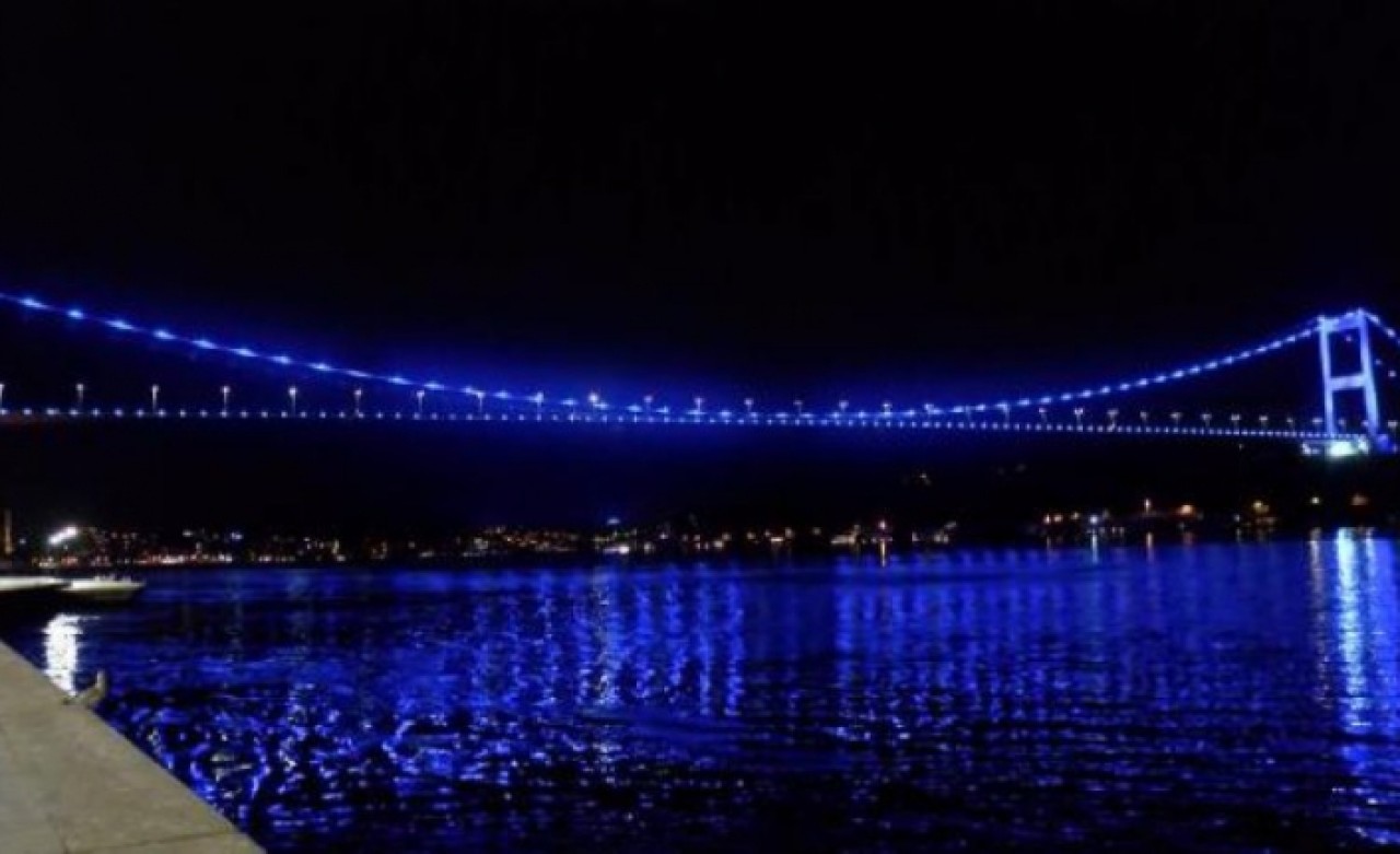 İstanbulda köprüler maviye büründü