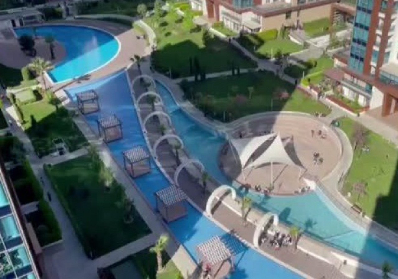 BEYLİKDÜZÜNDE LÜKS SİTEDE TAM KAPANMA İHLAL EDİLDİ