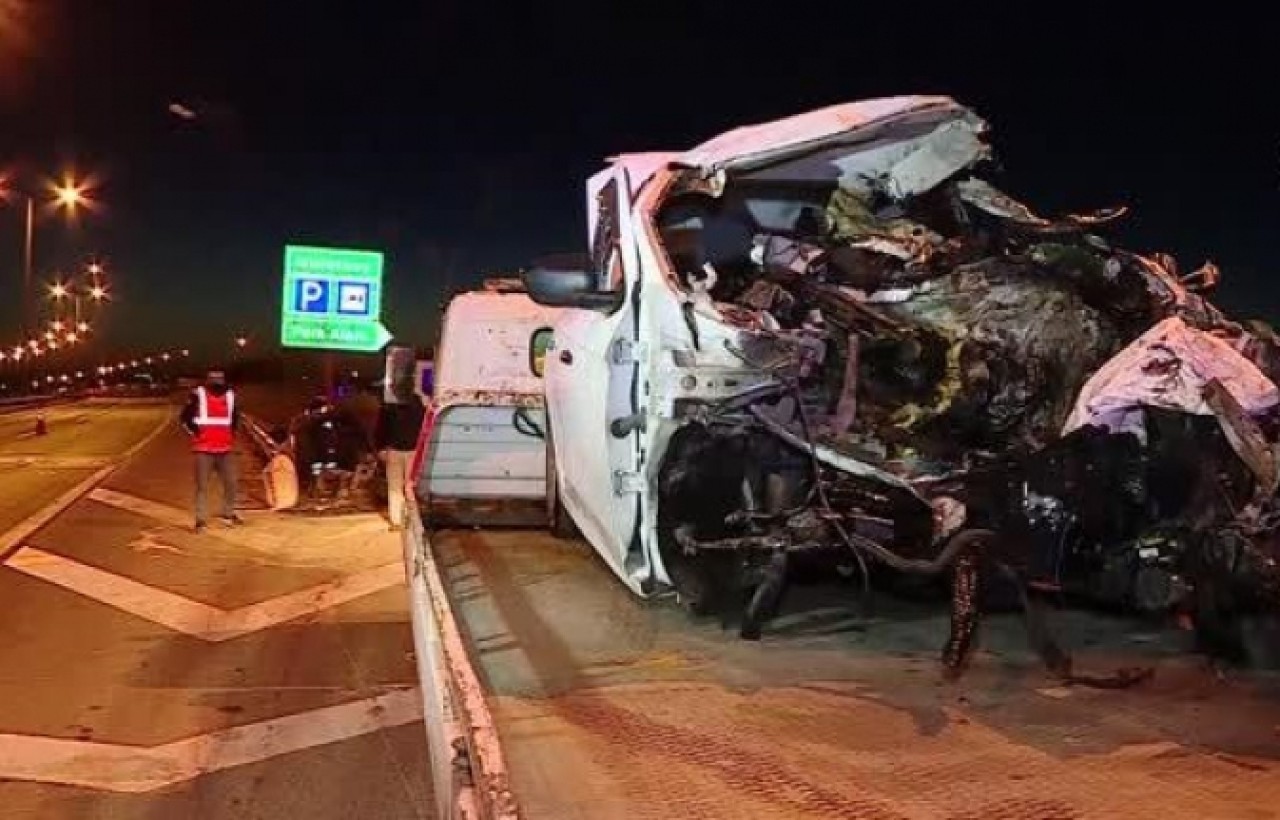 Büyükçekmecede bariyerlere çarpan otomobilin sürücüsü öldü