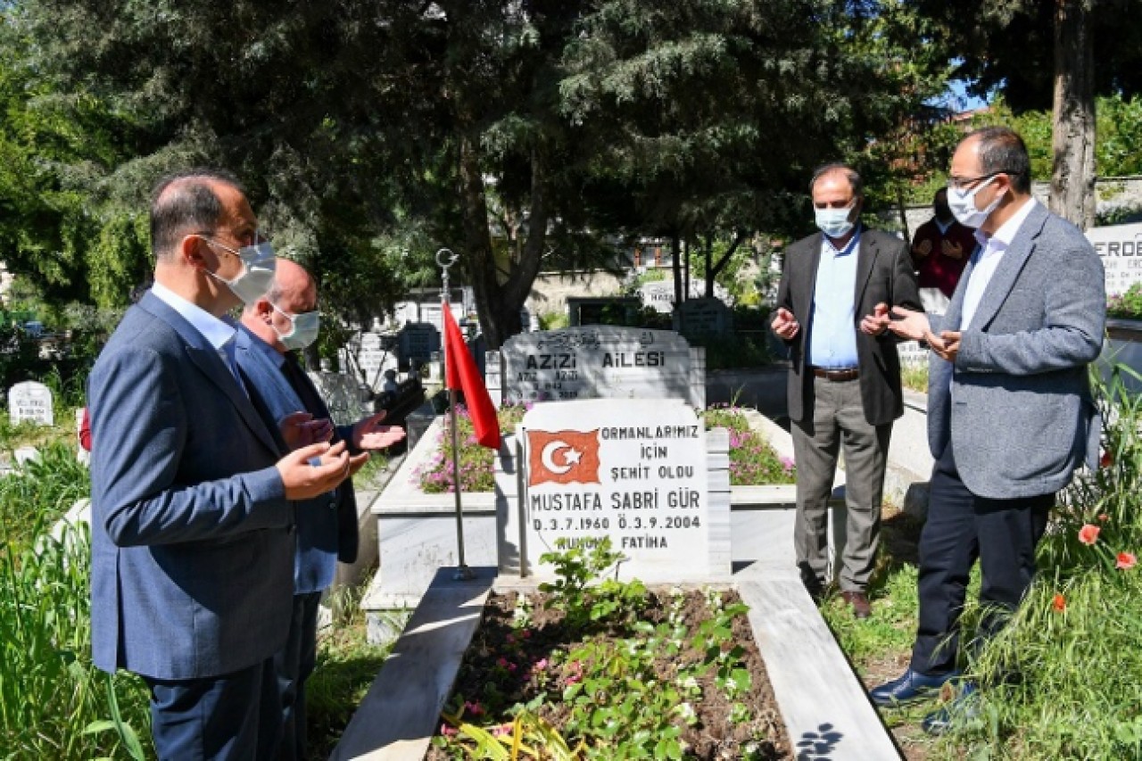 BEYLİKDÜZÜNDE KABİRLER DUASIZ KALMADI