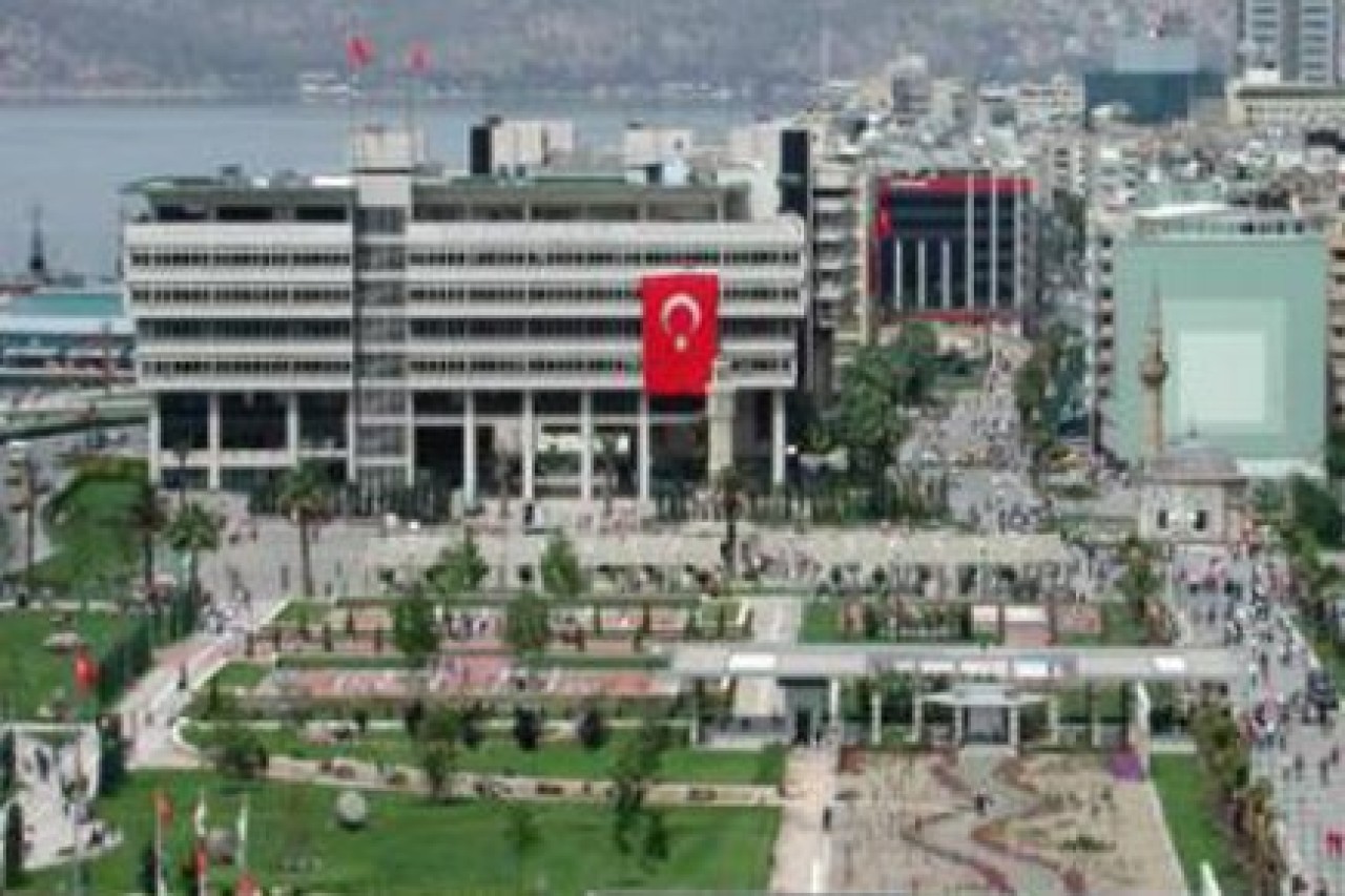 İzmir Büyükşehir Belediyesi'ne polis baskını