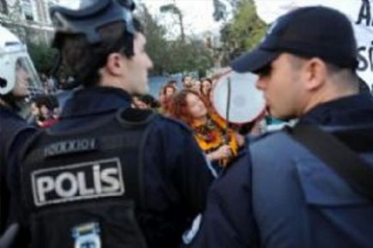 Skandal bu kez Emniyette ! Üç yanlışa bir rütbe