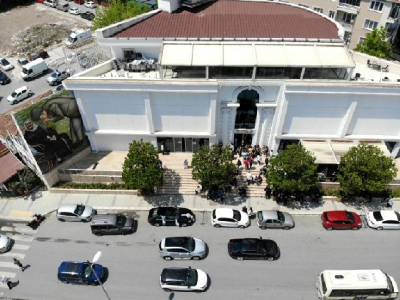 Evlendirme dairesinin önünde nikah tarihi kuyruğu