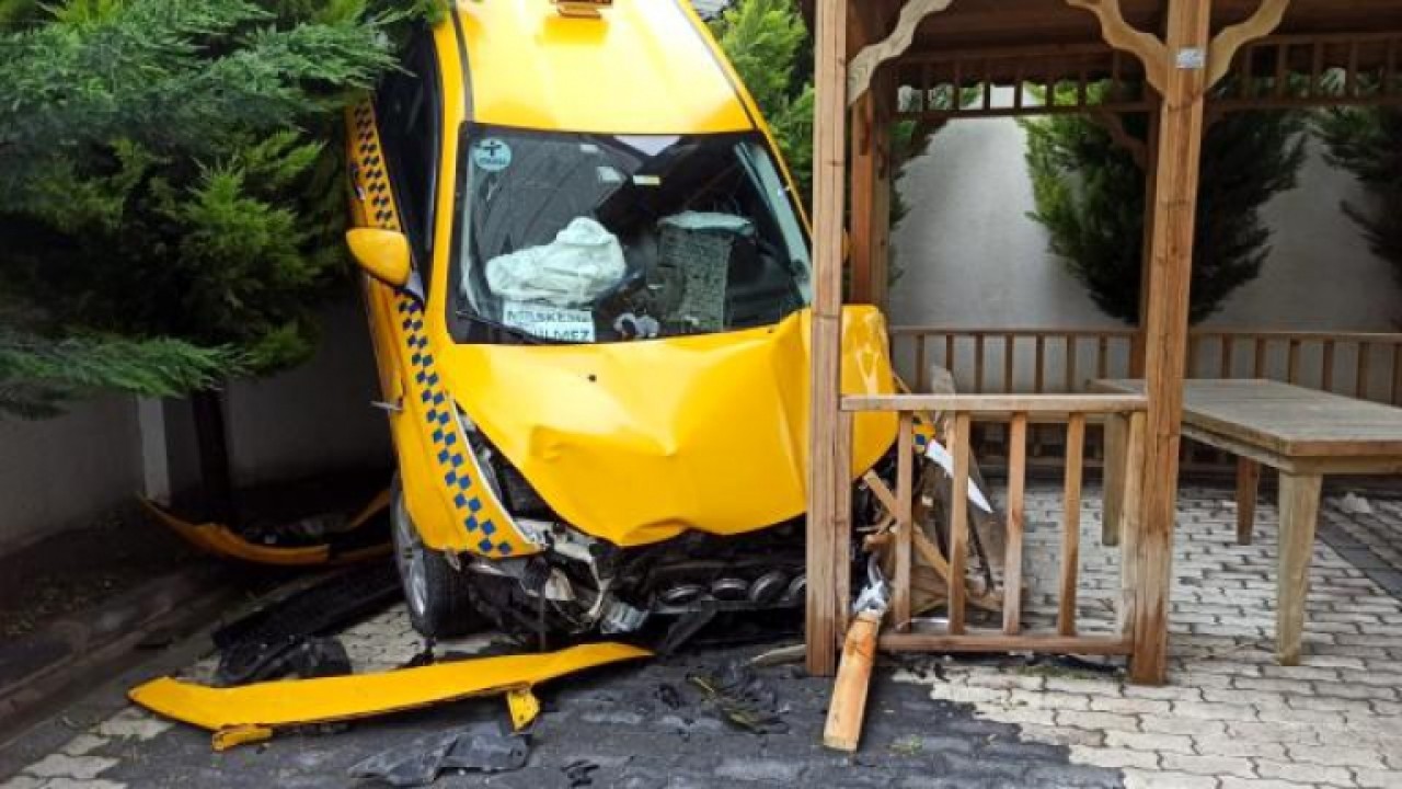 Beylikdüzünde bir taksi sitenin bahçesine uçtu