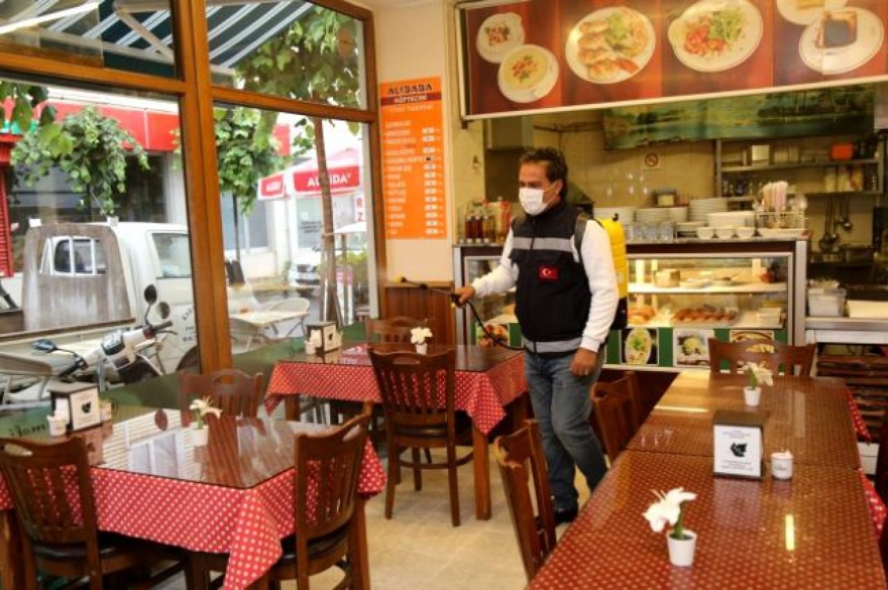 Büyükçekmecede yeniden açılan işletmelerde hijyen ve dezenfekte seferberliği