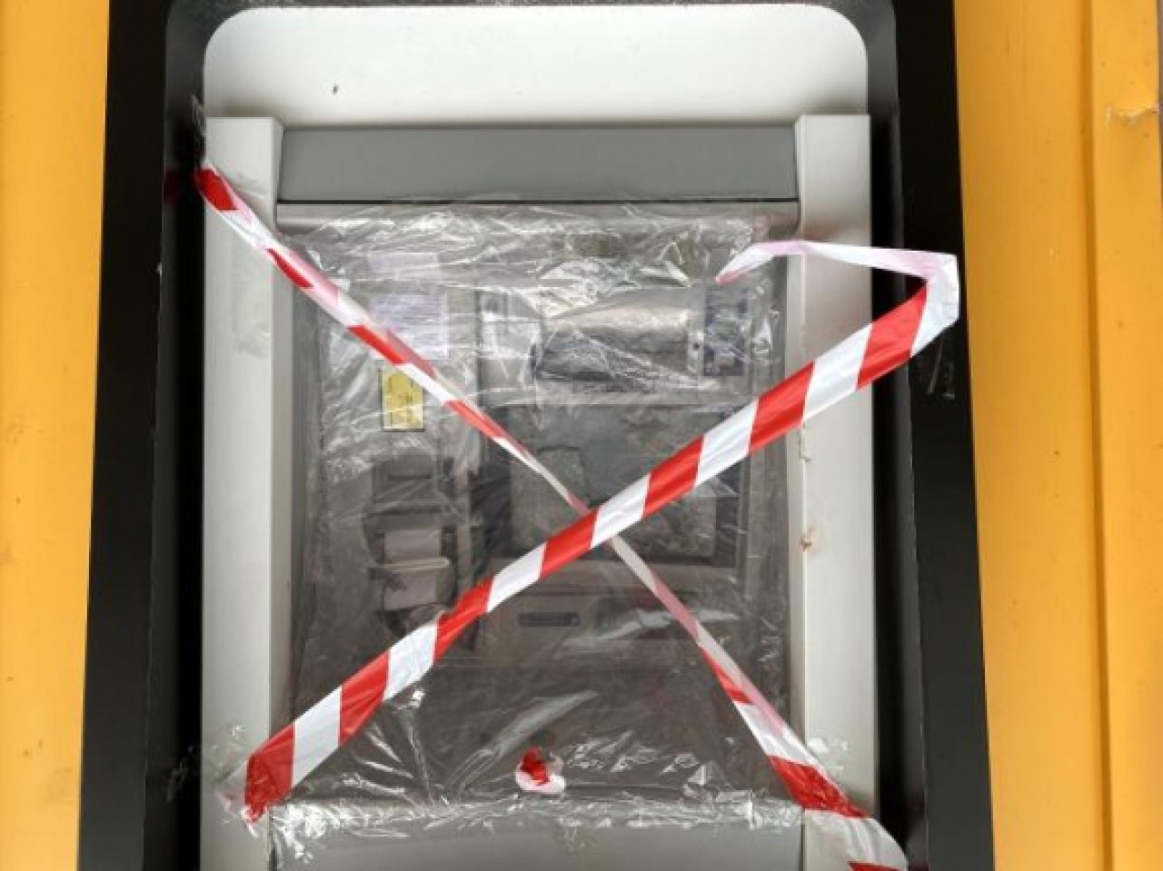 Kartı sıkışınca ATMyi taşladı