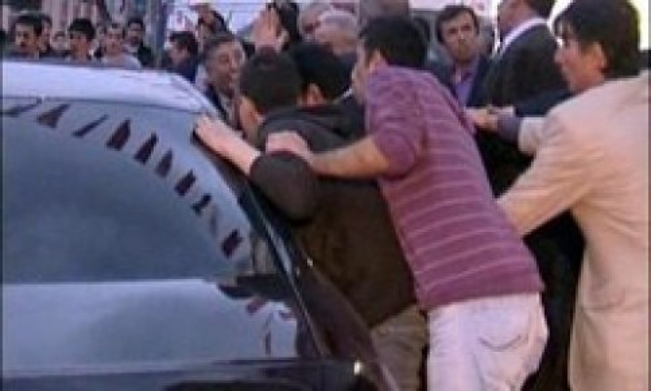 Gürsel Tekin'in aracı tekmelendi