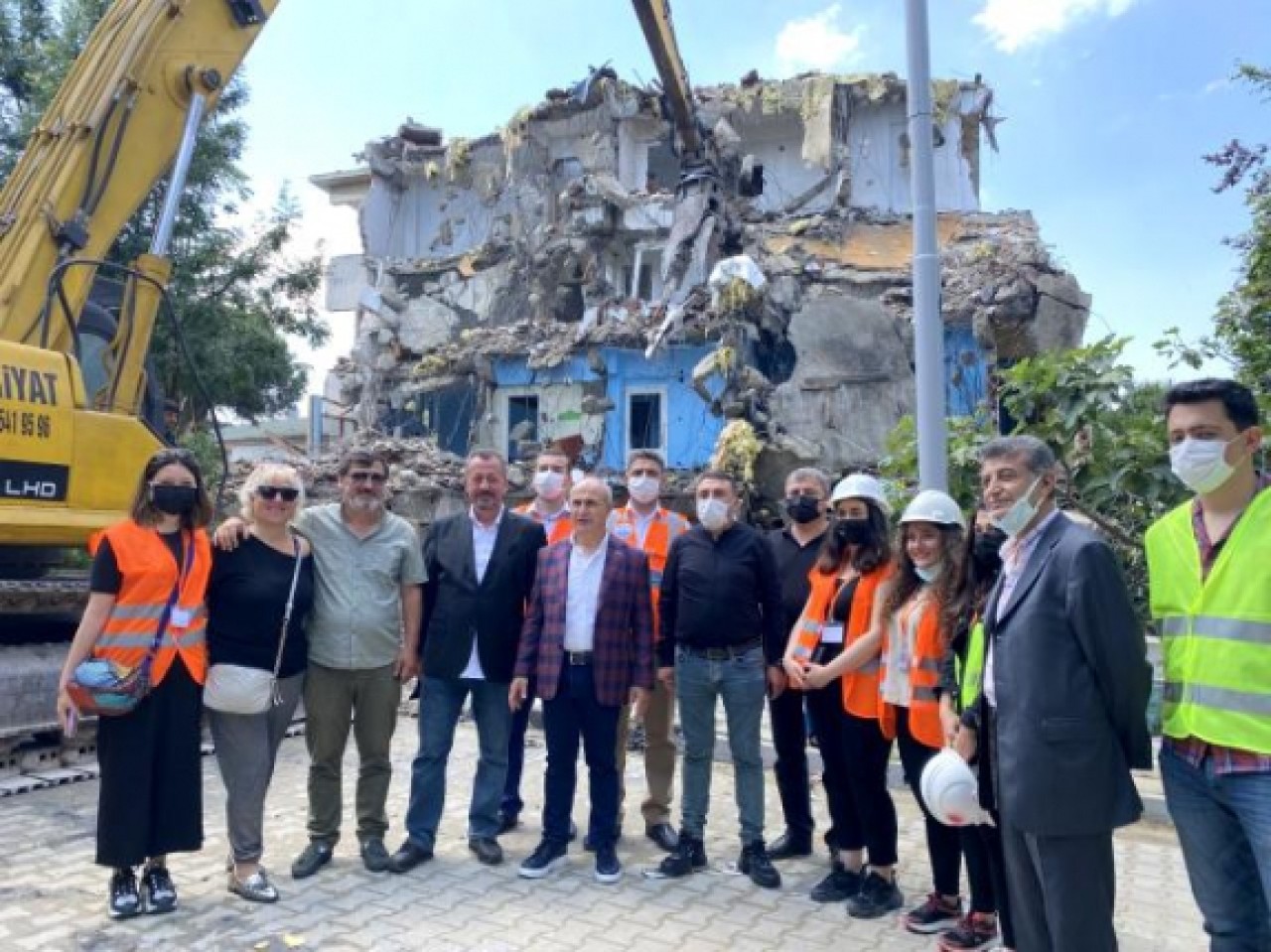 Büyükçekmecede riskli 2 bina, kentsel dönüşüm kapsamında yıkıldı