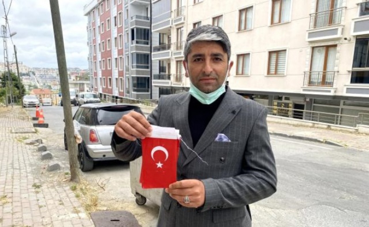 Beylikdüzünde vatandaşın duygulandıran Türk Bayrağı hassasiyeti