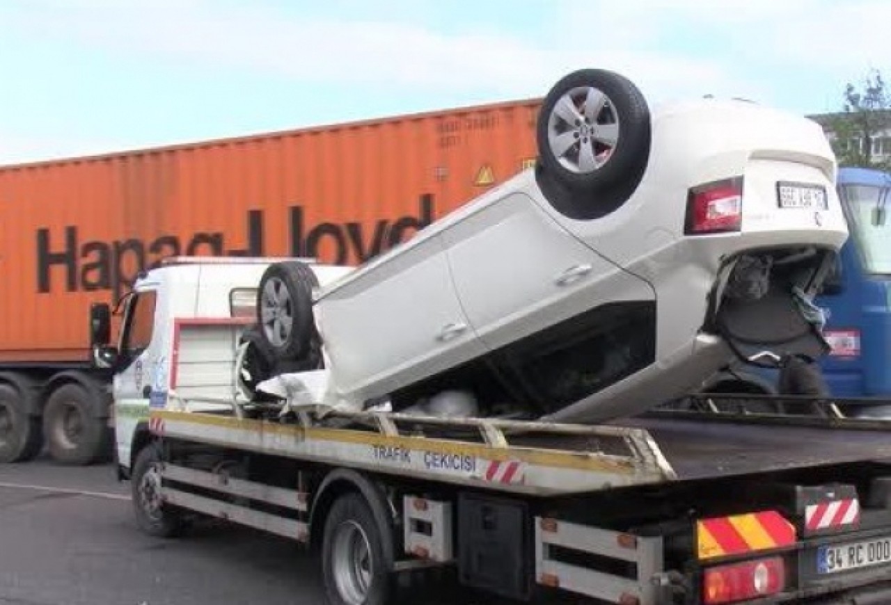 BÜYÜKÇEKMECEDE TAKLA ATAN OTOMOBİLİN SÜRÜCÜSÜ YARALANDI