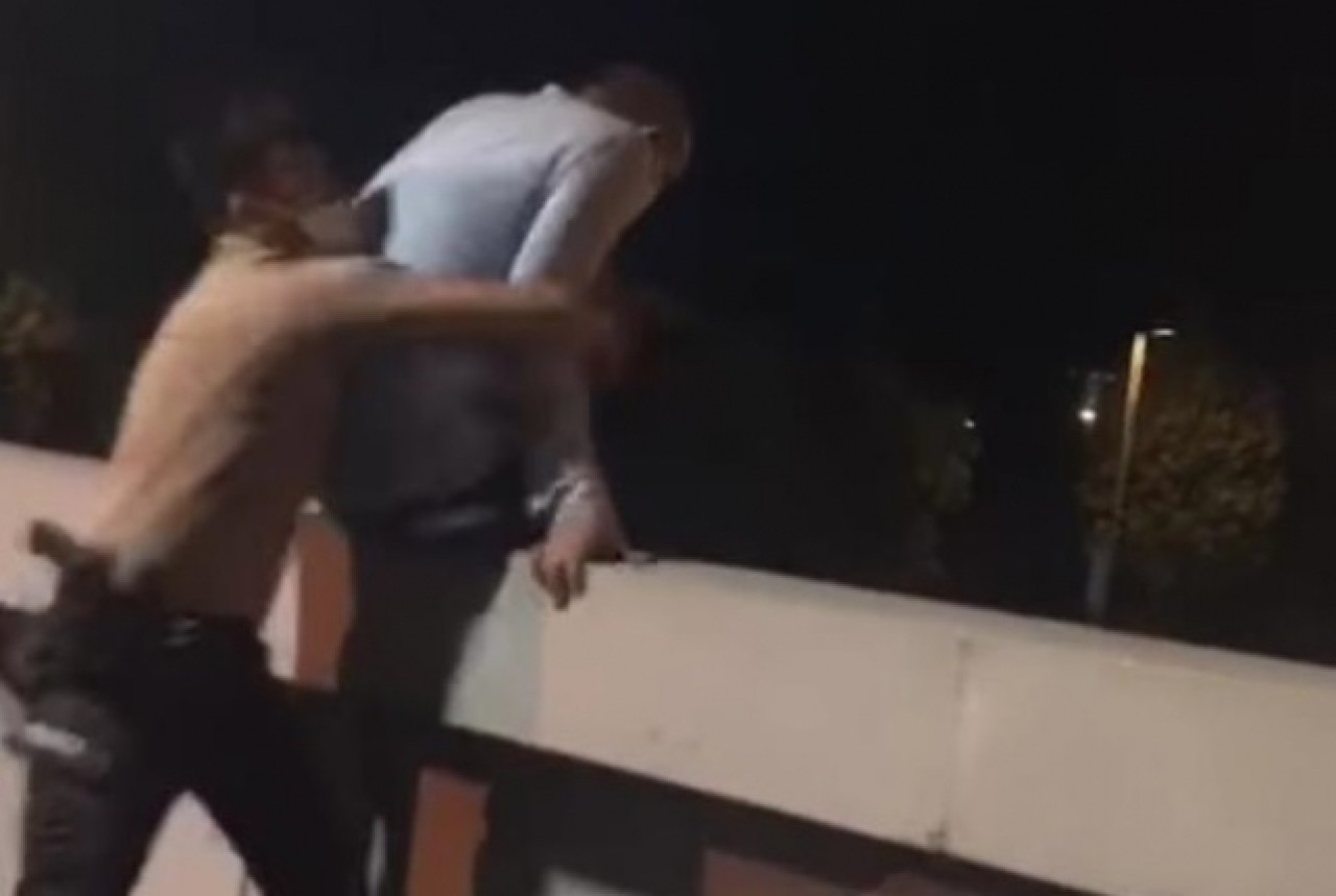 Küçükçekmecede üst geçitte intihara kalkışan vatandaşı bekçiler son anda kurtardı..