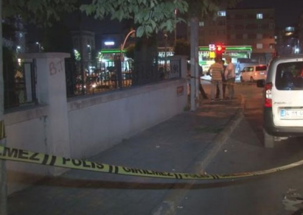 Küçükçekmecede araca silahlı saldırı: 1 ağır yaralı