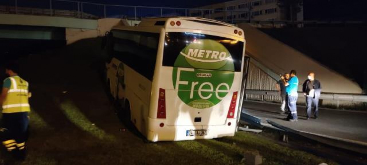 E-5te yoldan çıkan midibüs bariyerlere çarptı: 4 Yaralı