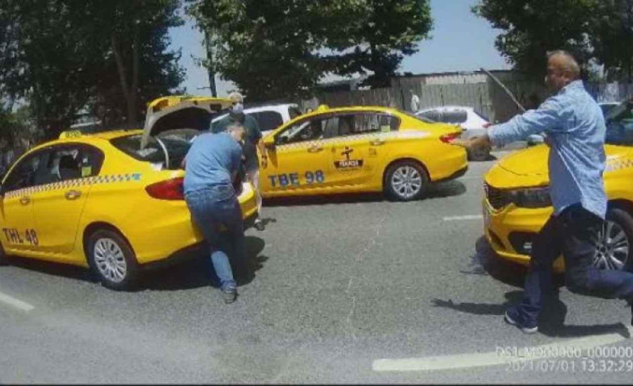 İstanbulda taksicilerin sopalı kavgası: Birbirlerine girdiler!