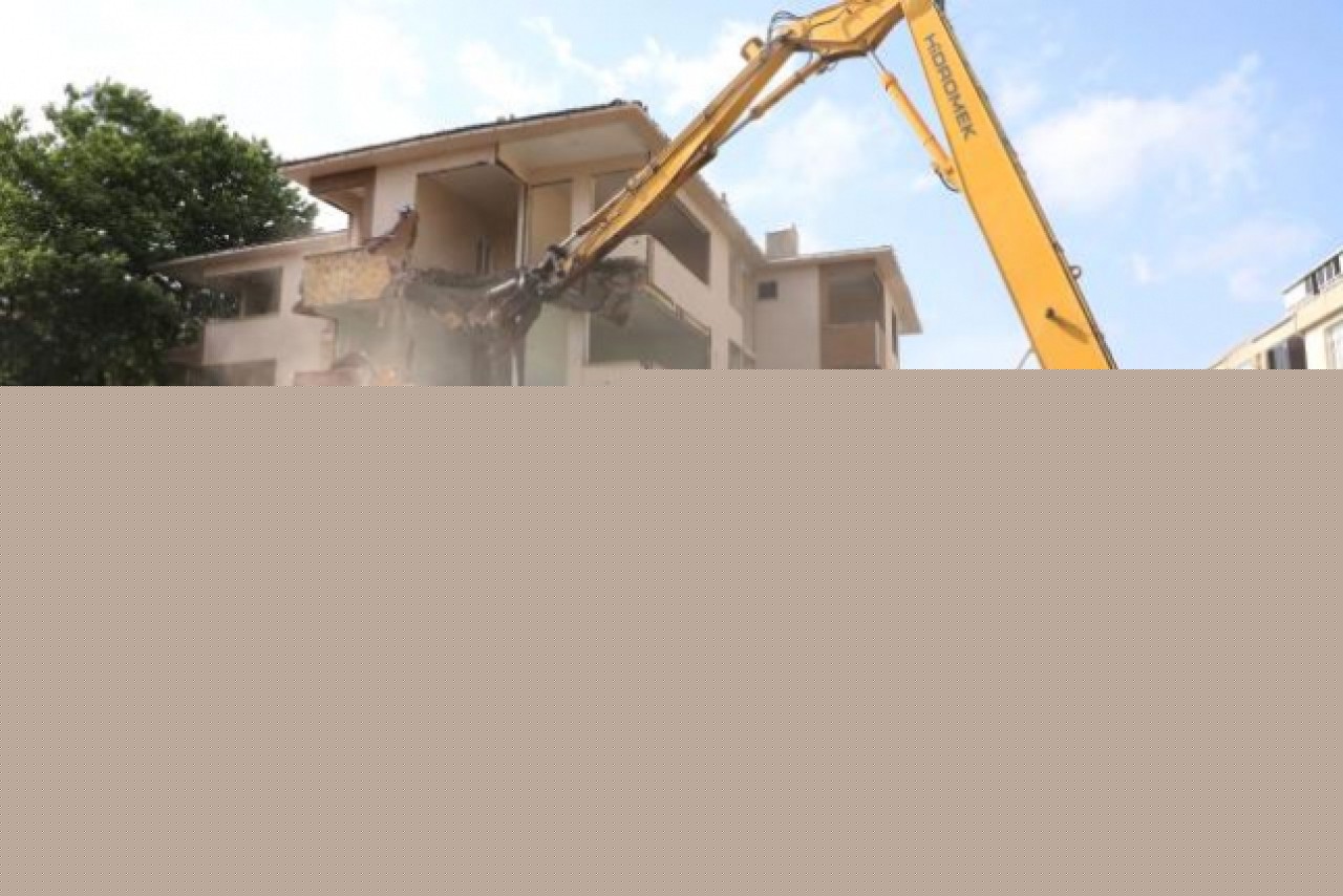 Büyükçekmecede deprem riski taşıyan hasarlı 5 bina yıkıldı