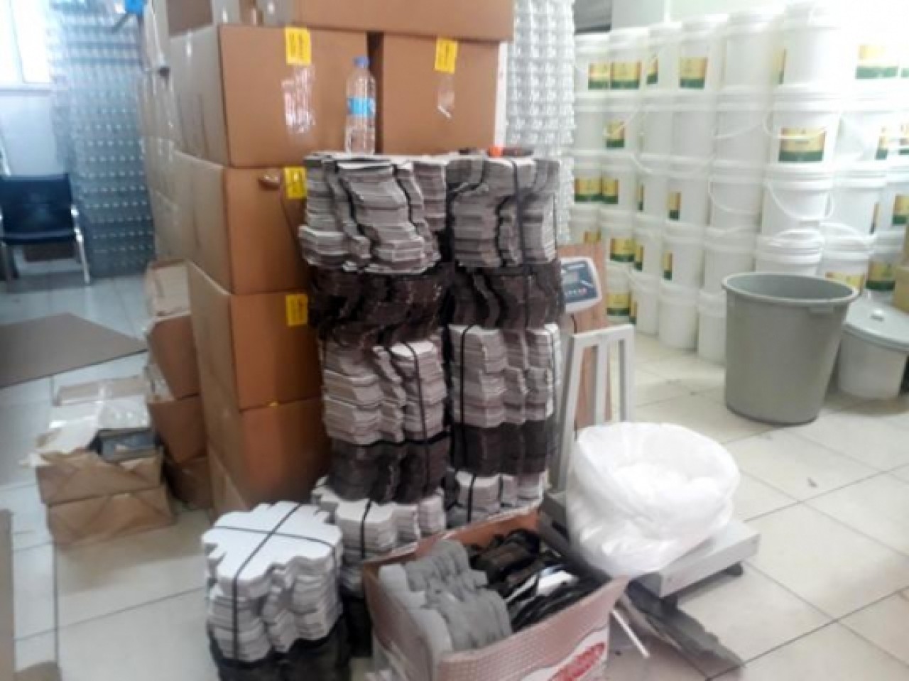 Küçükçekmecede cinsel içerikli ürün üretilen depoya baskın