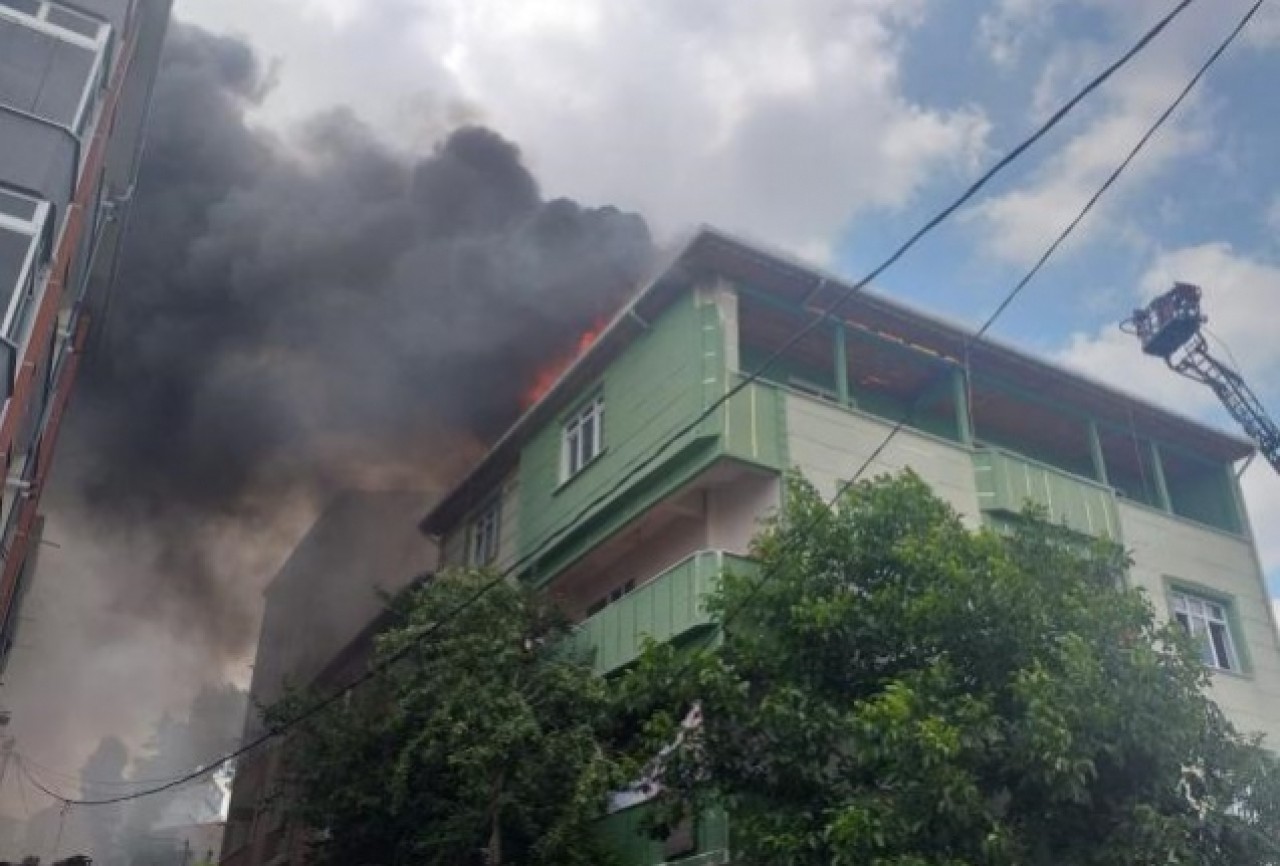 Avcılarda binanın çatısı alevlere teslim oldu: 5 kişi dumandan etkilendi