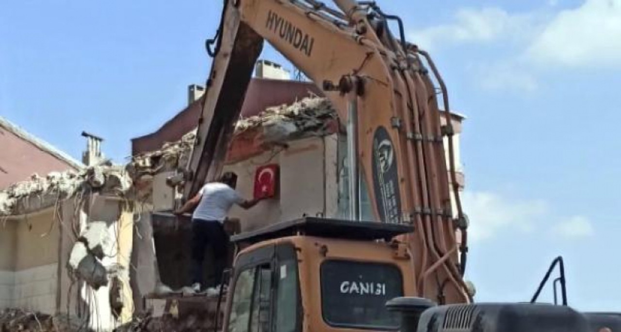 AVCILARDAKİ YIKIMDA BAYRAK HASSASİYETİ