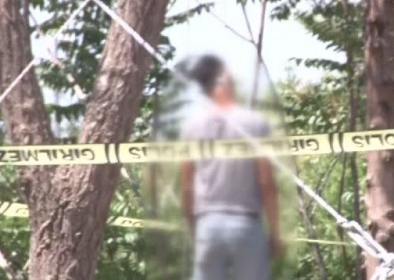 Küçükçekmecede ağaca asılı erkek cesedi bulundu