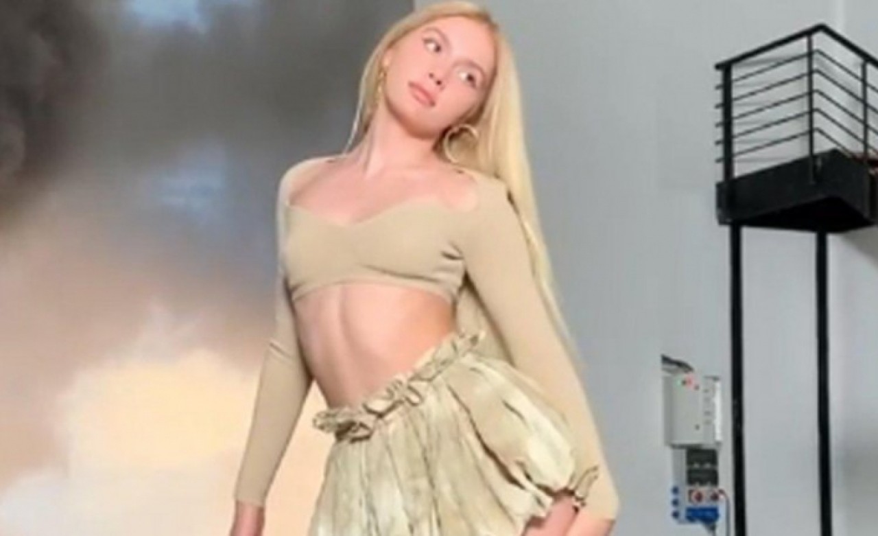 Aleyna Tilki evleniyorum notuyla davetiyesini paylaştı