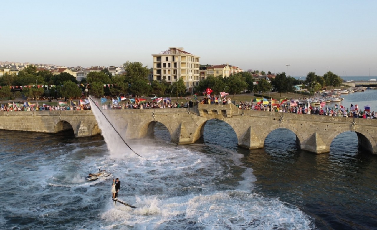 Büyükçekmece festivali renkli ve görkemli şovlarla kapılarını açtı