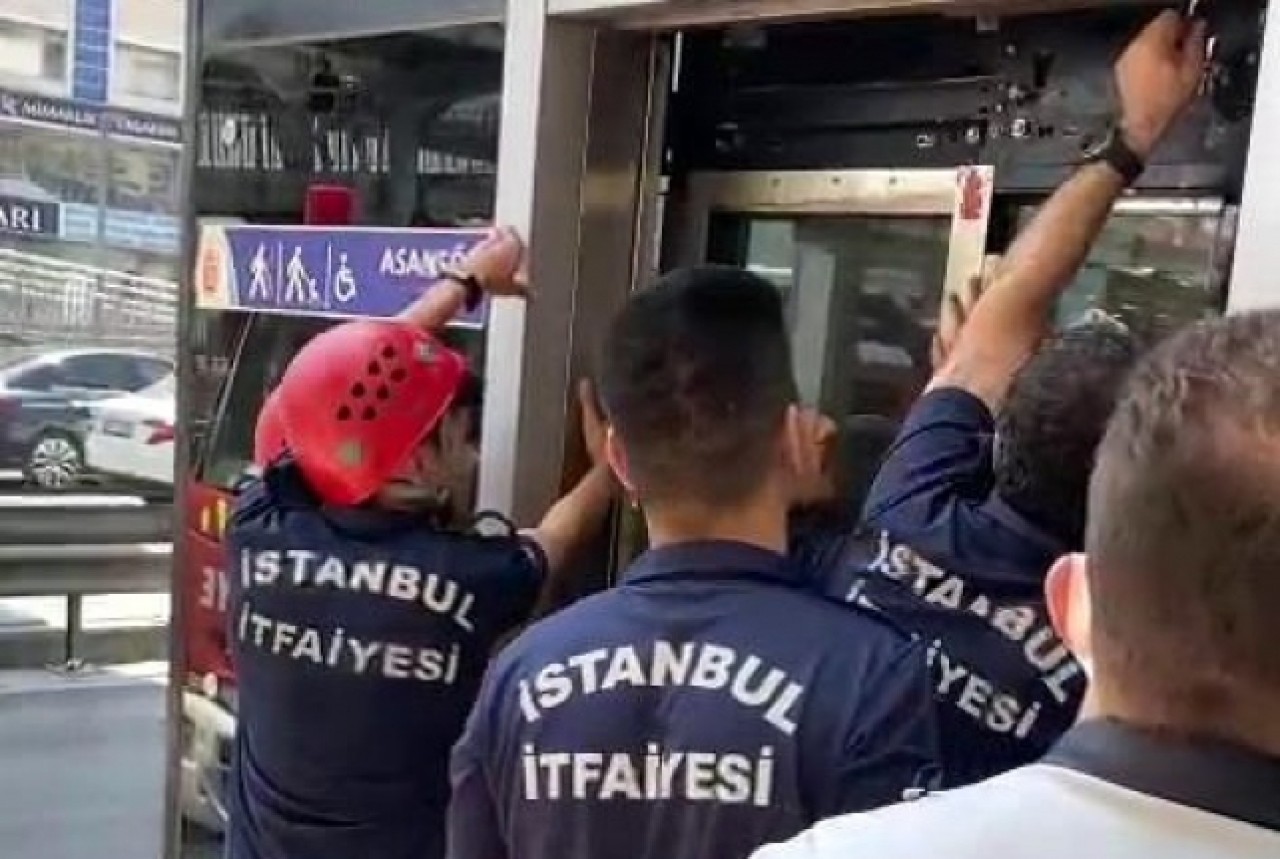Avcılarda sıcak havada metrobüs asansöründe mahsur kaldılar