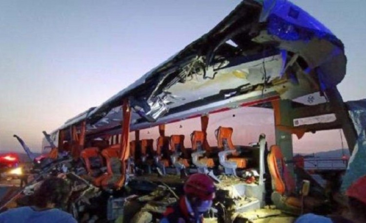 TIR, otobüsle çarpıştı: Çok sayıda ölü ve yaralı!