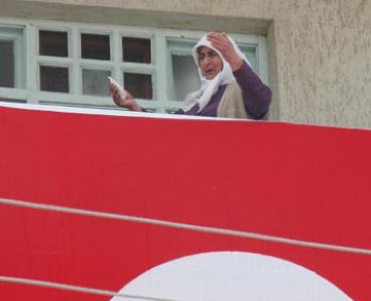 Şehit babaannesinden Kürtçe ağıt