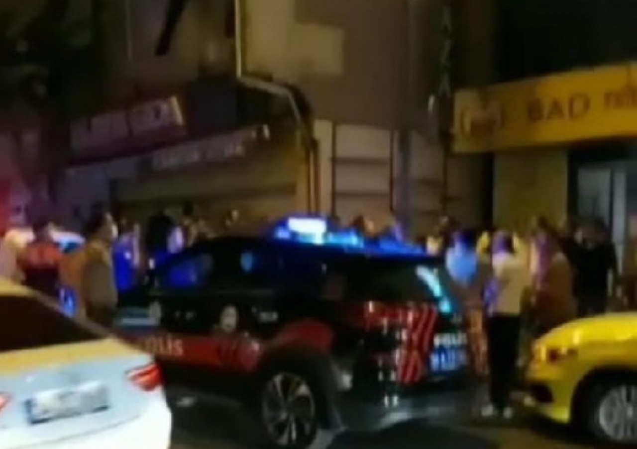 KÜÇÜKÇEKMECEDE TERS YÖNDE GİDİP, 5 OTOMOBİLE ÇARPTI