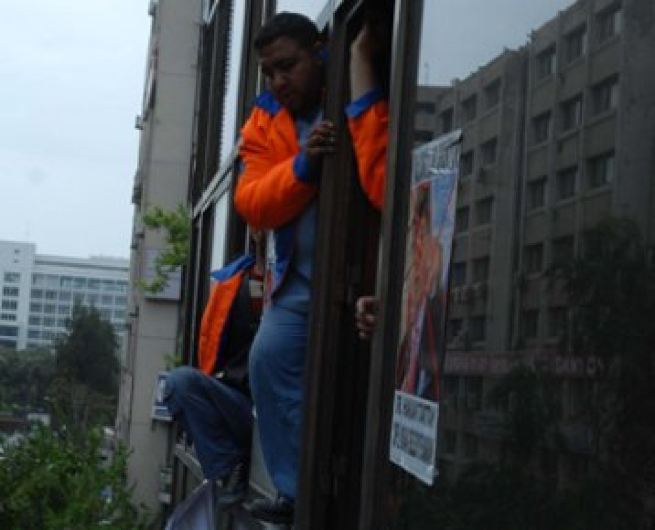 Eylemci işçiler CHP'yi bastı!