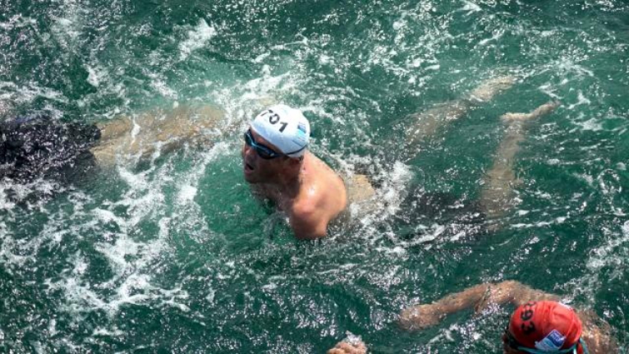 Kazada iki kolunu kaybeden Avcılar Belediye Başkanı Hançerli İstanbul Boğazını yüzerek geçti