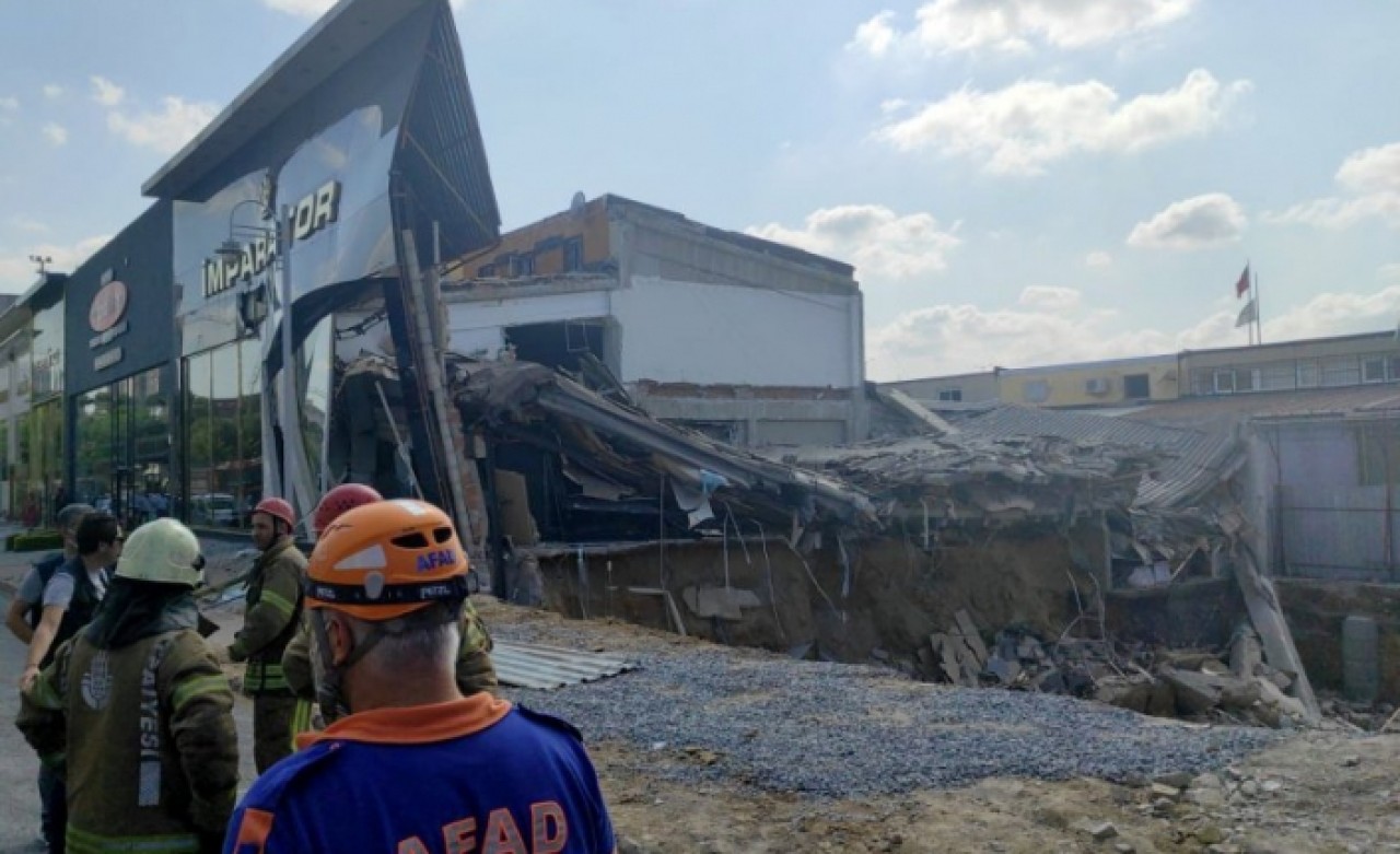 İstanbulda sanayi sitesinde bina çöktü