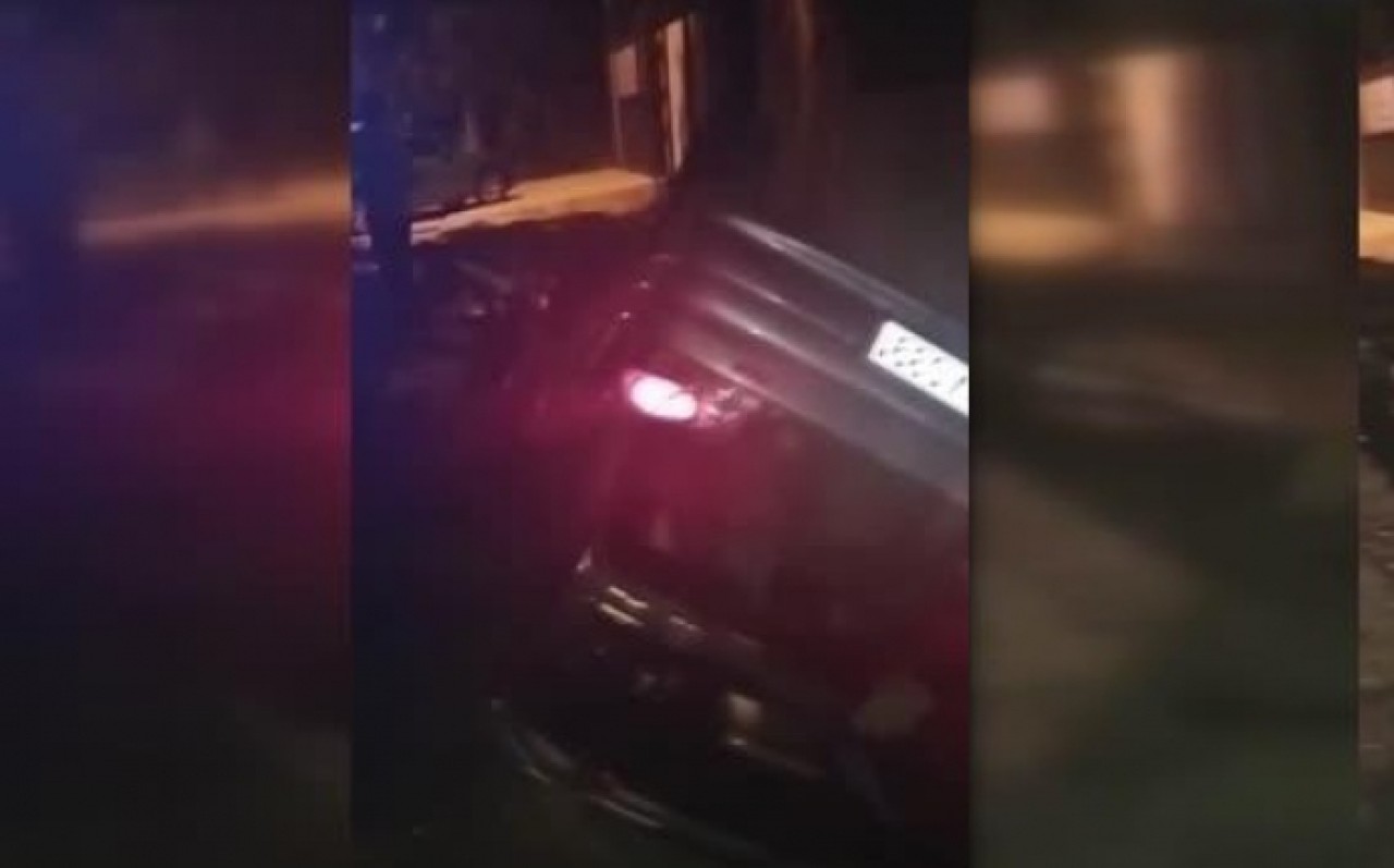 Küçükçekmecede trafik ışığına çarpan araç takla attı: 2 yaralı