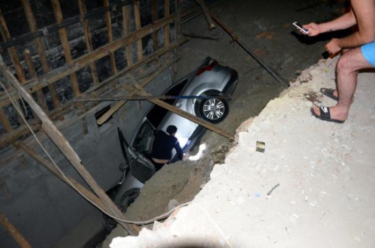 AVCILARDA OTOMOBİL, 6 METRELİK İNŞAAT ÇUKURUNA UÇTU