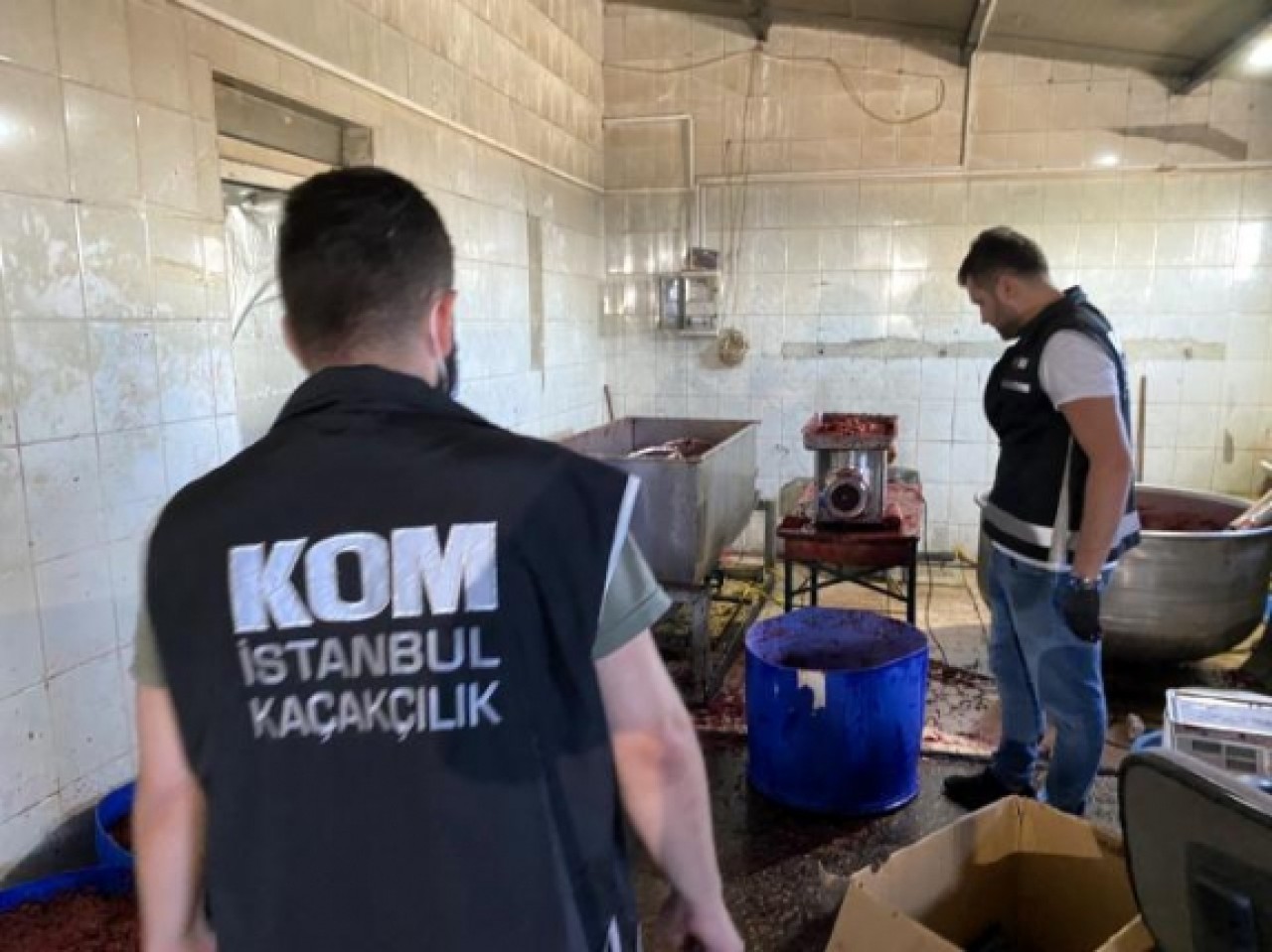 Beylikdüzünde kaçak nargile tütünü imalathanesine baskın: 5 gözaltı