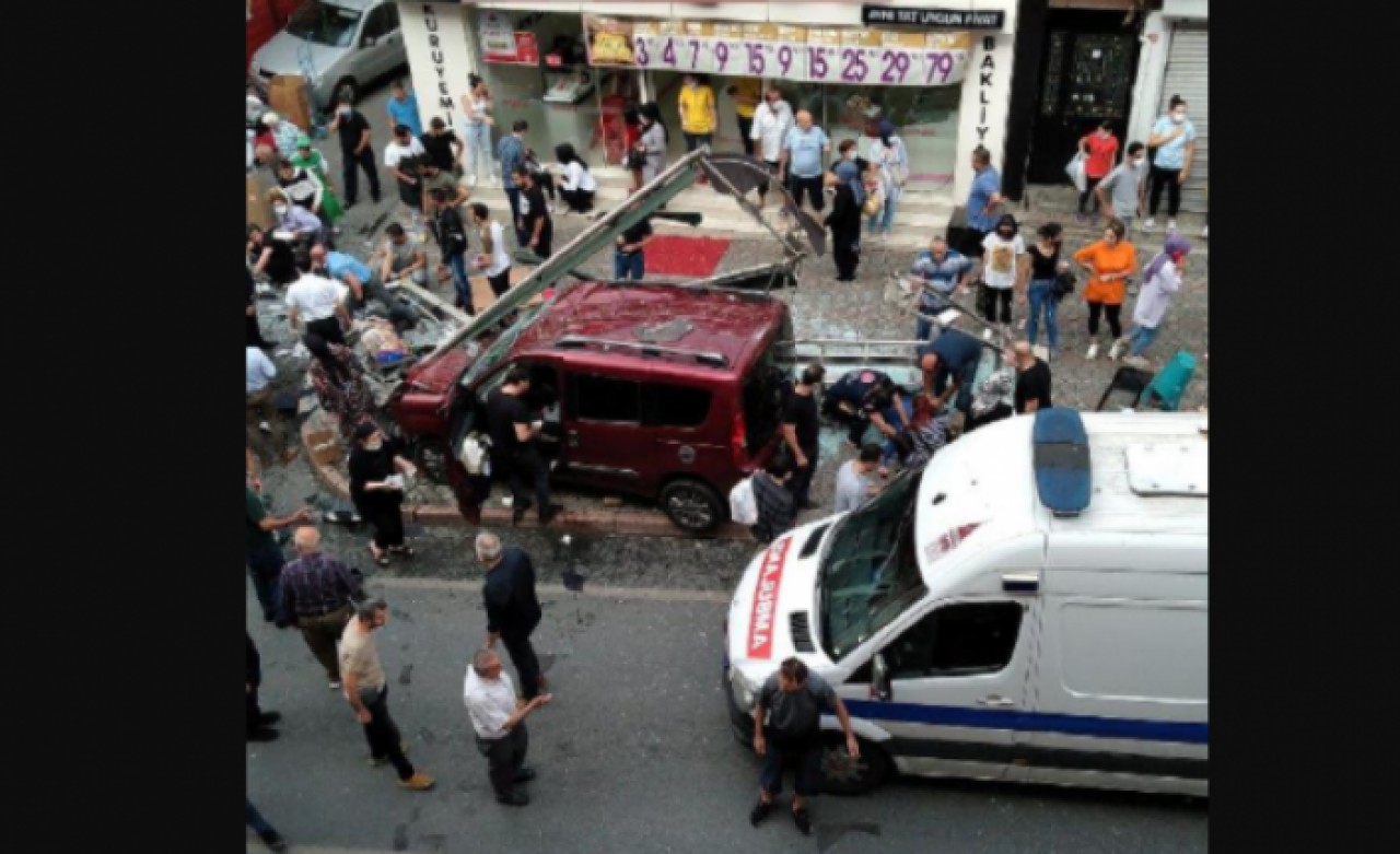 İstanbulda korkunç kaza! Otomobil durağa daldı: Yaralılar var