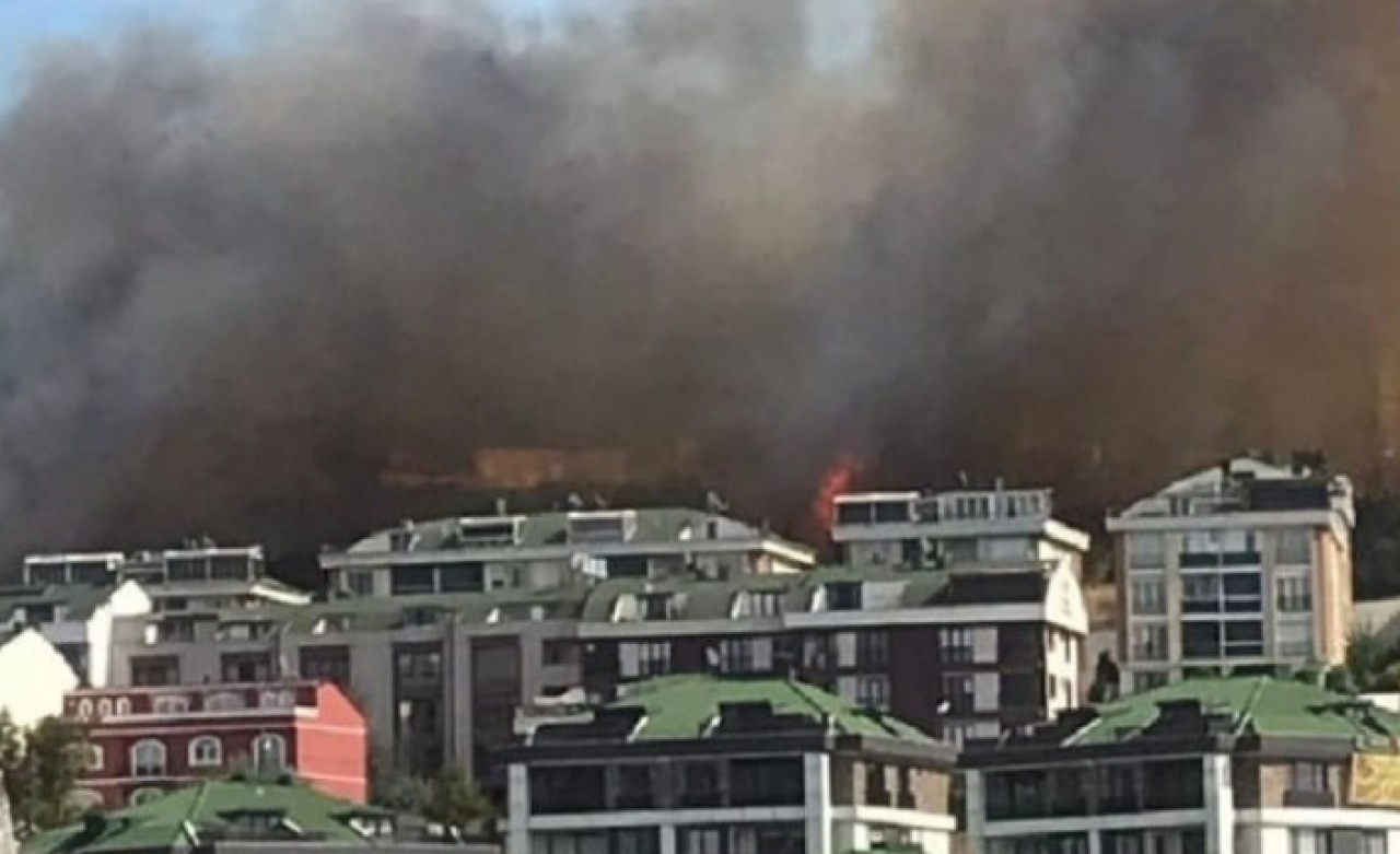 Büyükçekmecede yangın! Vatandaşlar evlerini boşaltıyor