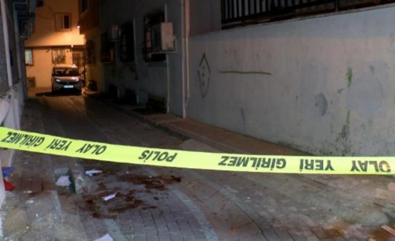 İstanbulda kadın cinayeti! Sokak ortasında bıçaklayarak öldürdü