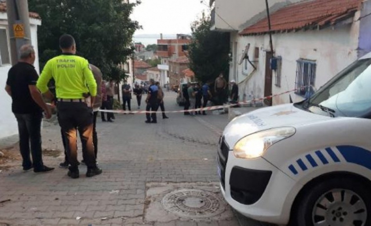 Annesini başına keserle vurarak öldürdü