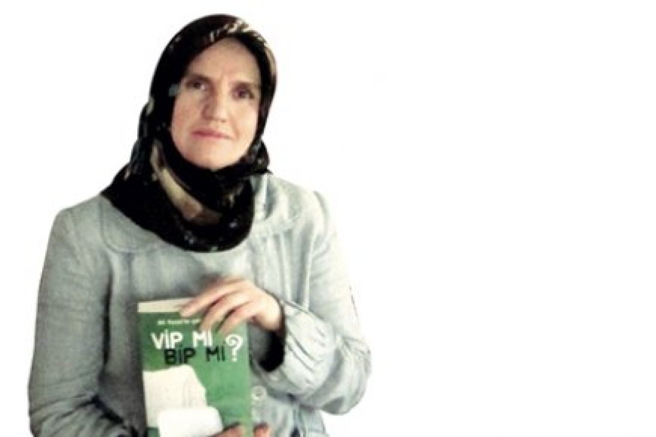 Sandalyenin bacağıyla dövdü