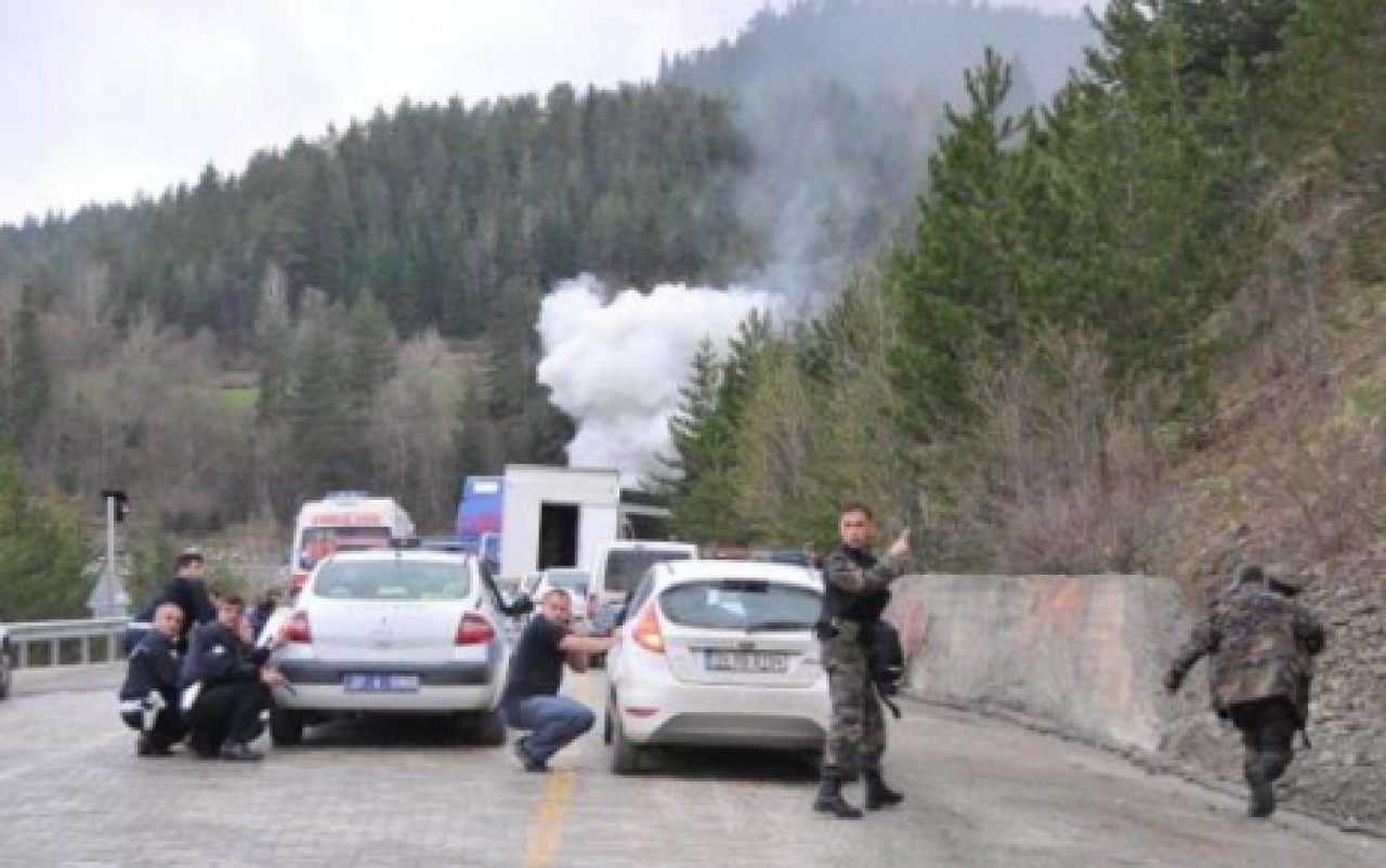 Başbakan’ın konvoyundaki polis aracına pusu: 1 şehit...