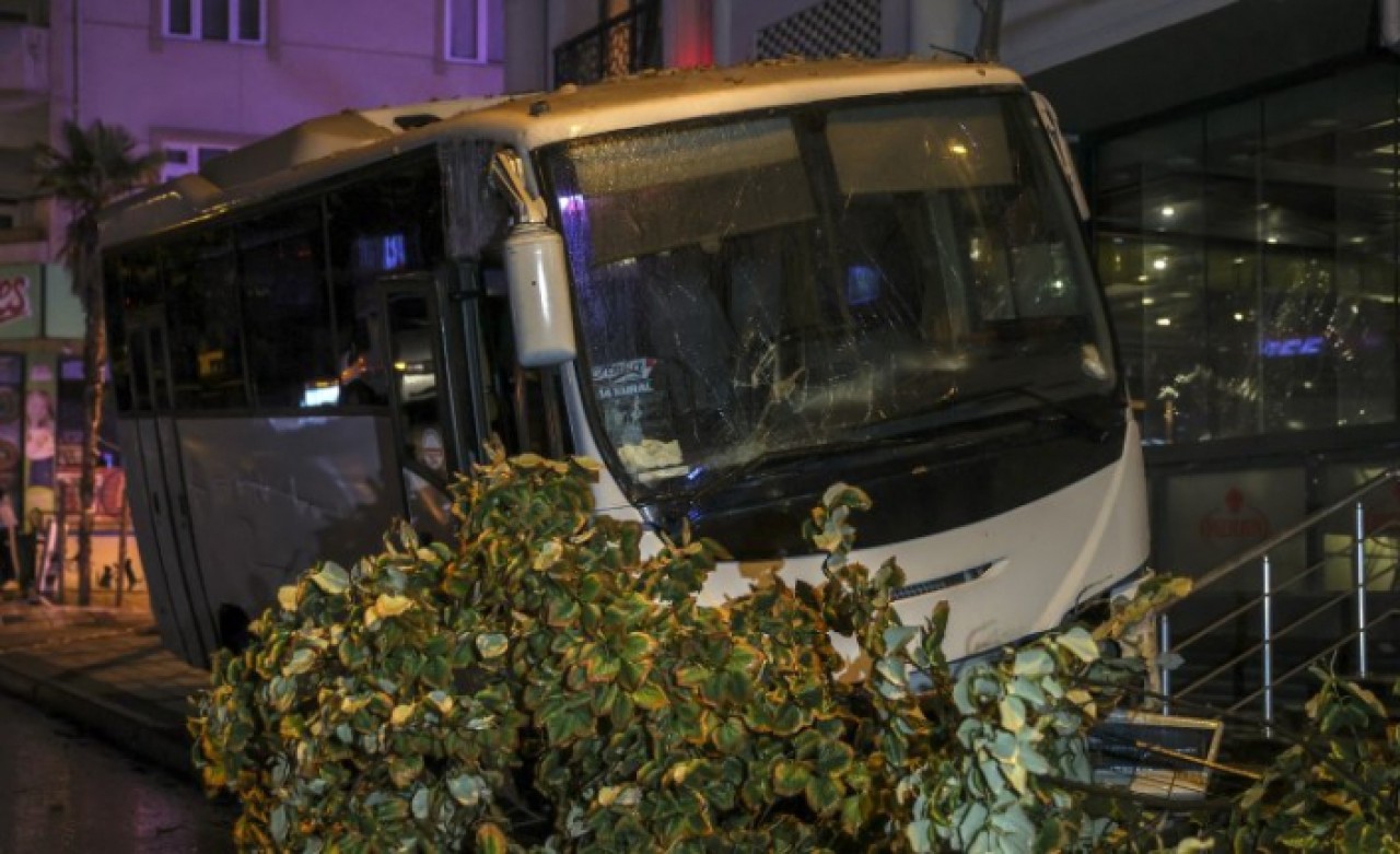 Esenyurtta midibüsün altında kalan kişi hayatını kaybetti