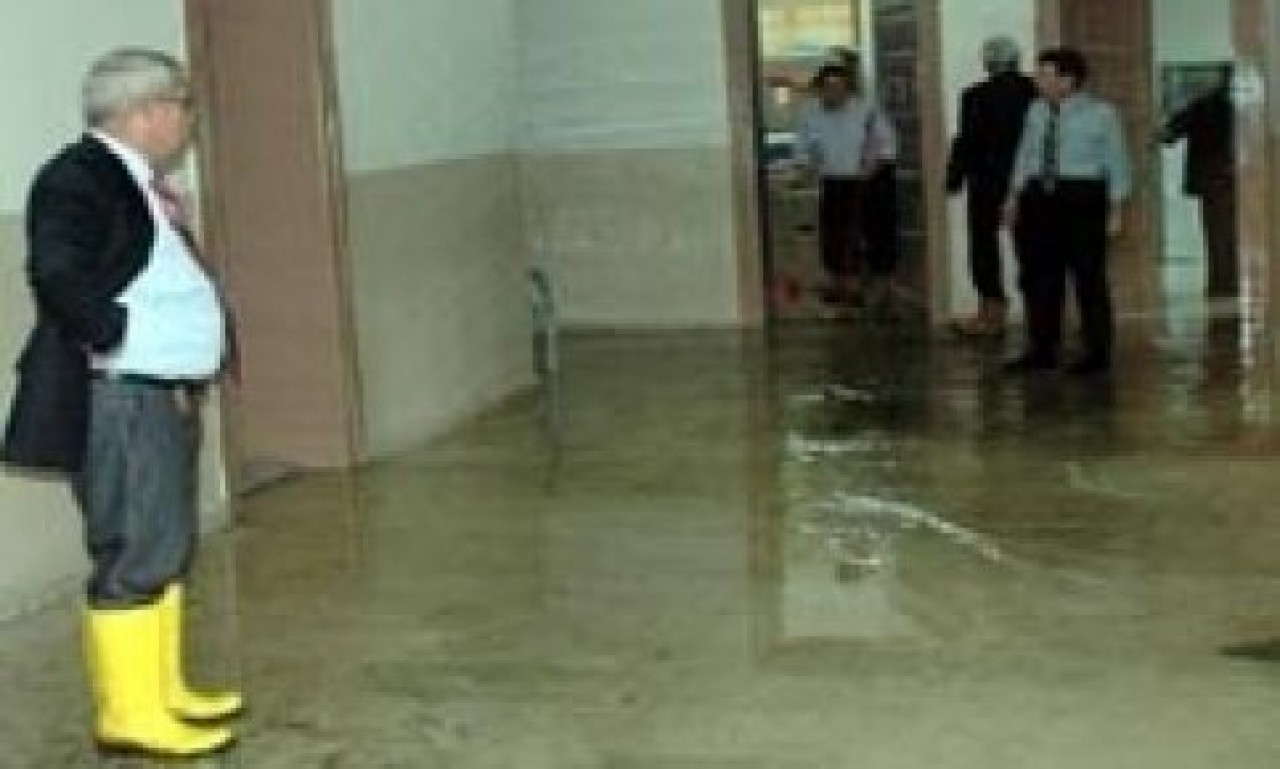 Kaymakam'ı şaşırtan su baskını
