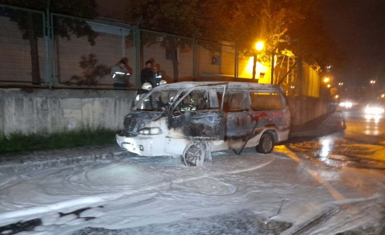 Çalıntı minibüs kül oldu