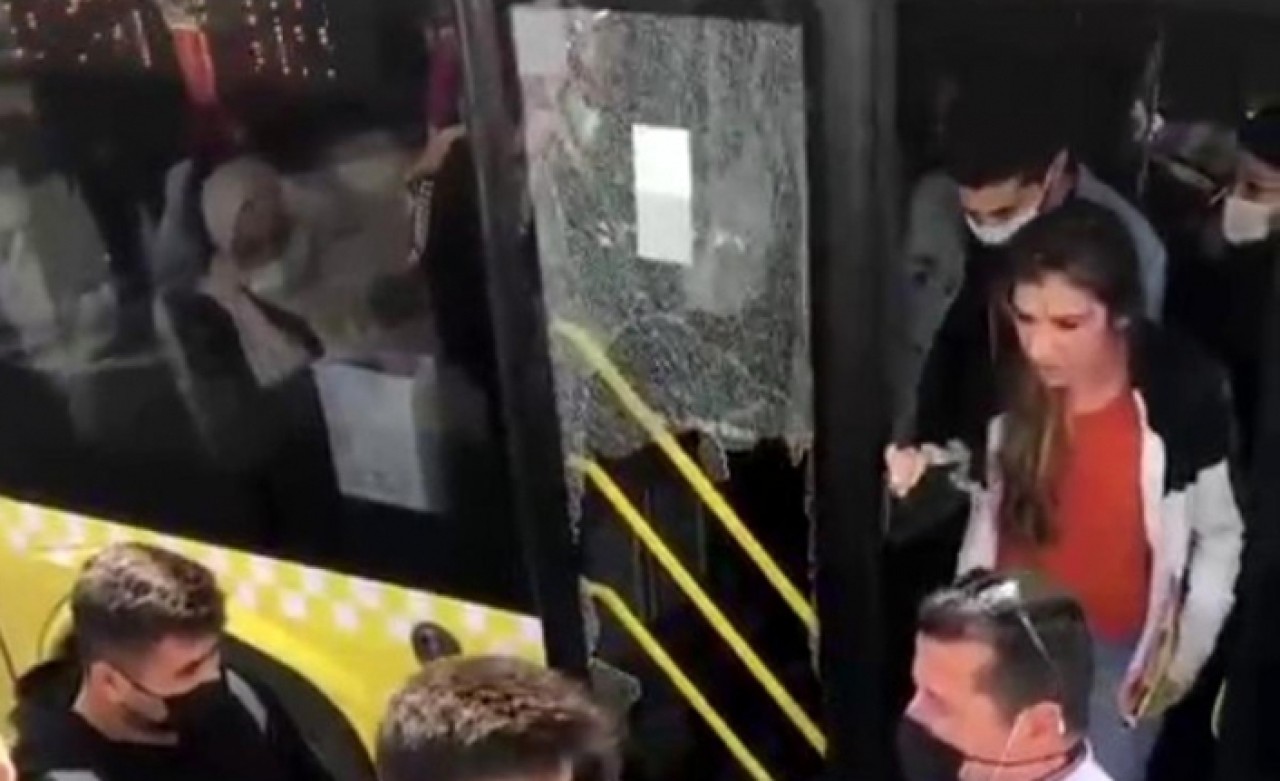 Avcılarda otobüs kapısına çantası sıkışan genç sinirlenip camı kırdı