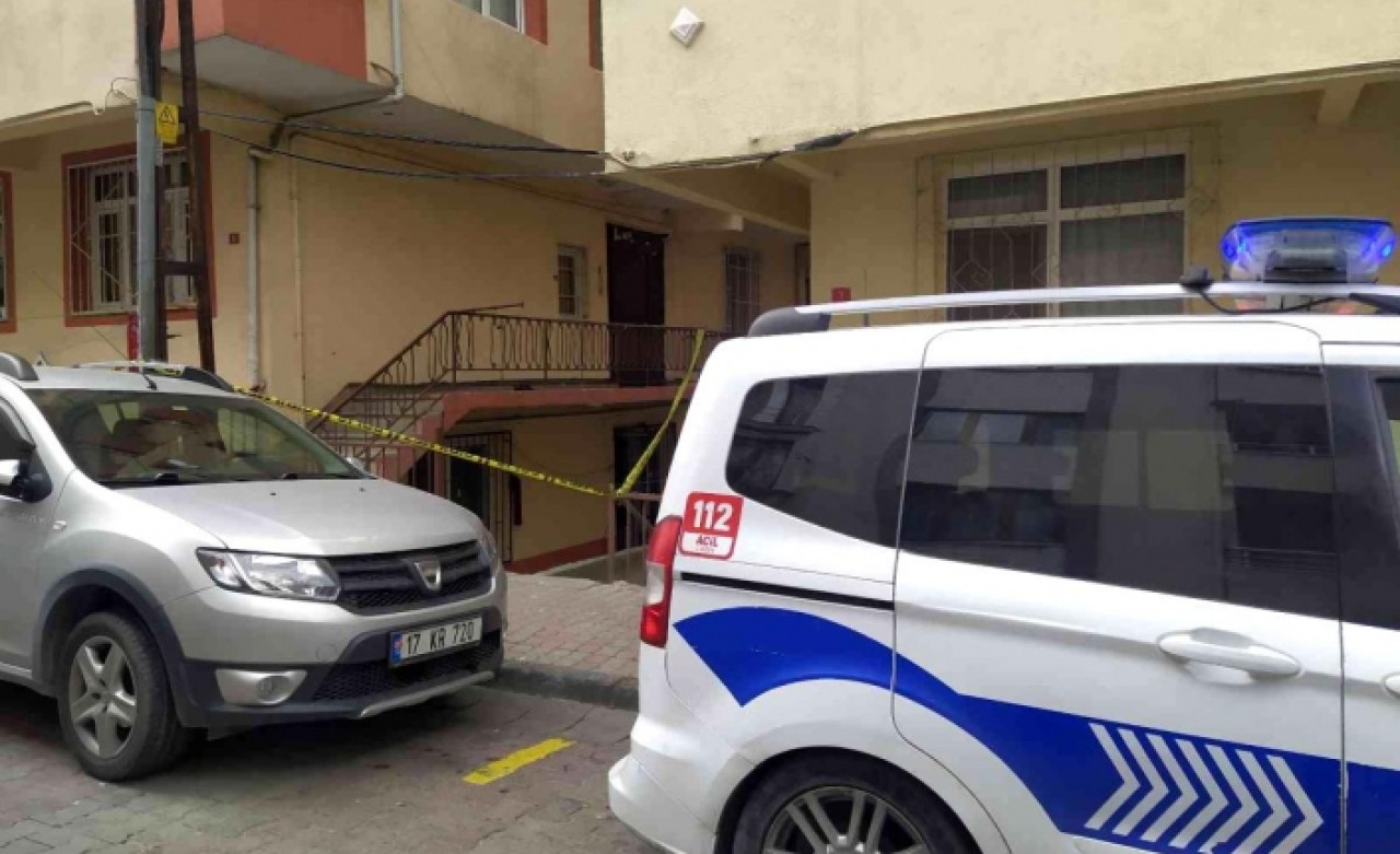 Küçükçekmecede yeni nişanlanan genç merdivenlerde ölü bulundu