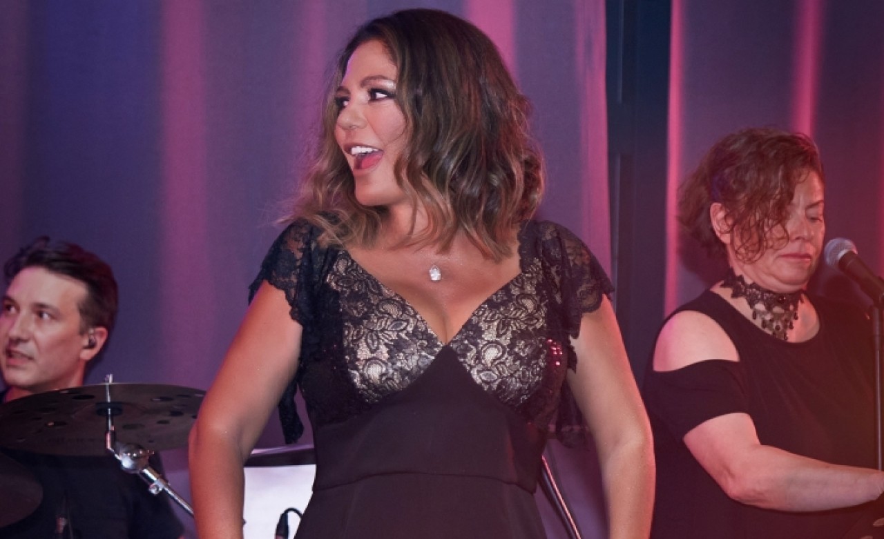 İzel sahnelere geri döndü