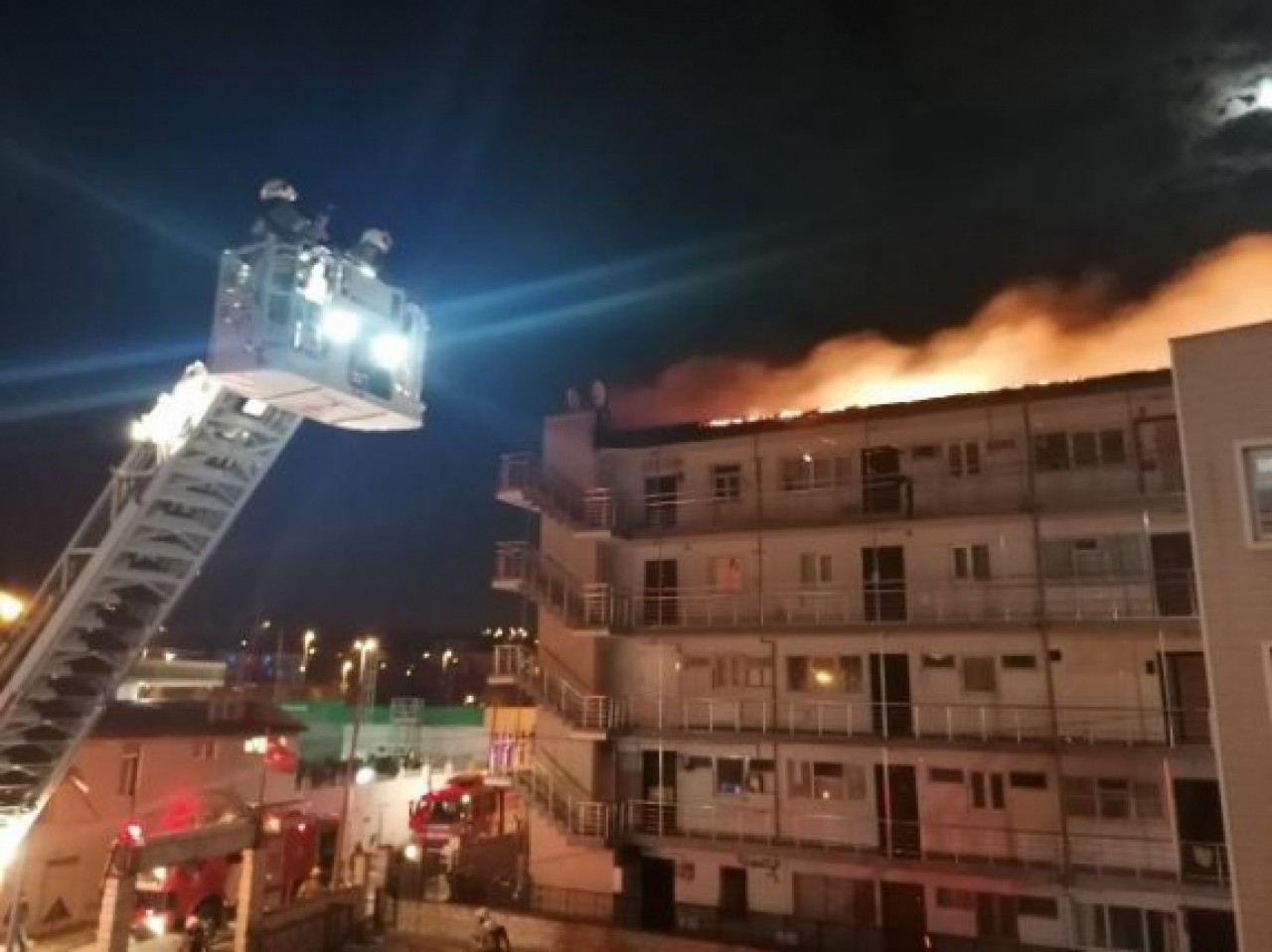 Kumburgazda yazlık sitedeki binanın çatısı alev alev yandı